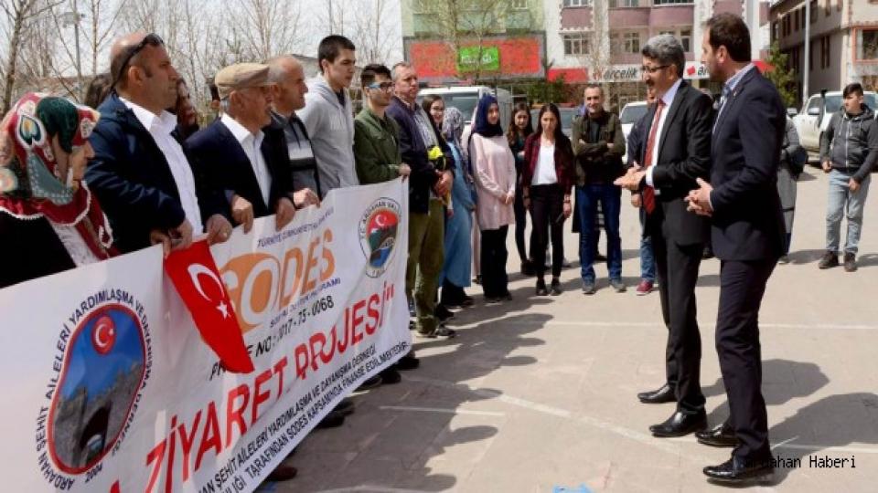 Ardahan dan Çanakkale Gezisine Giden Öğrencileri Vatandaşlar Uğurladı