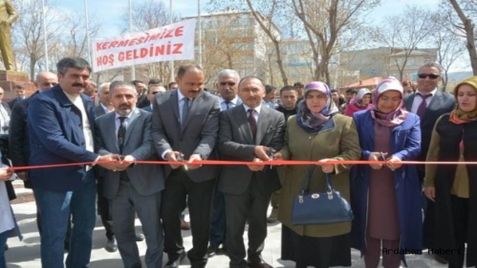 Kermesten elde edilecek gelirin fakir öğrenciler yararına kullanılacağı belirtildi.
