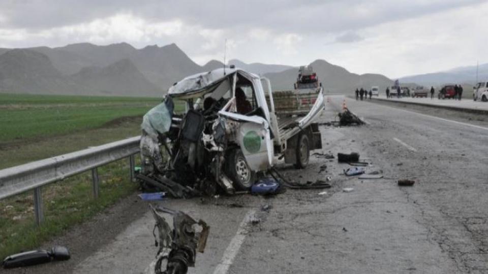 Ağrı'da kamyonet ile tır çarpıştı: 2 ölü, 1 yaralı