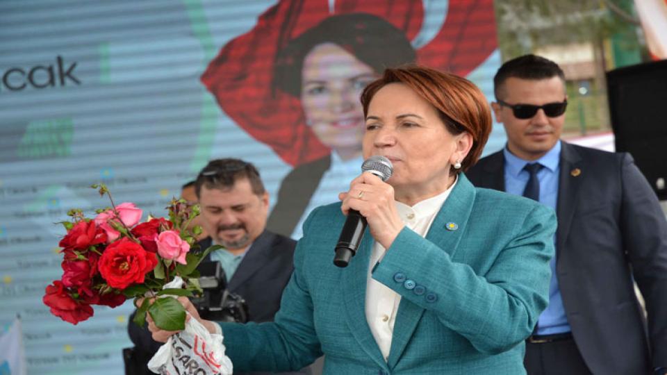 Akşener kendi adaylığı için imza verdi: Ali kıran baş kesen sistem değişecek