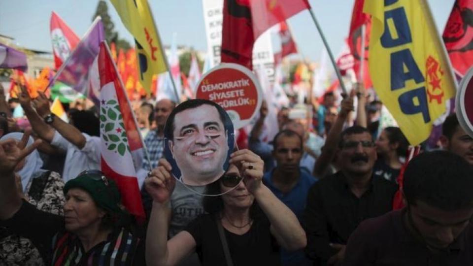 Sözcü'de Demirtaş yazısı: Zincirli demokrasi olur mu?