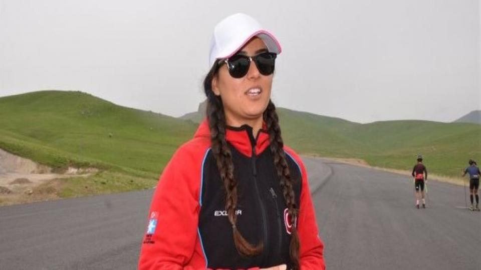 Trafiğe kapalı yolda, antrenman yapıyorlar