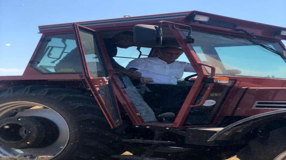 Traktör sürme konusundaki iddiasını kanıtladı: Muharrem İnce saman balyaladı