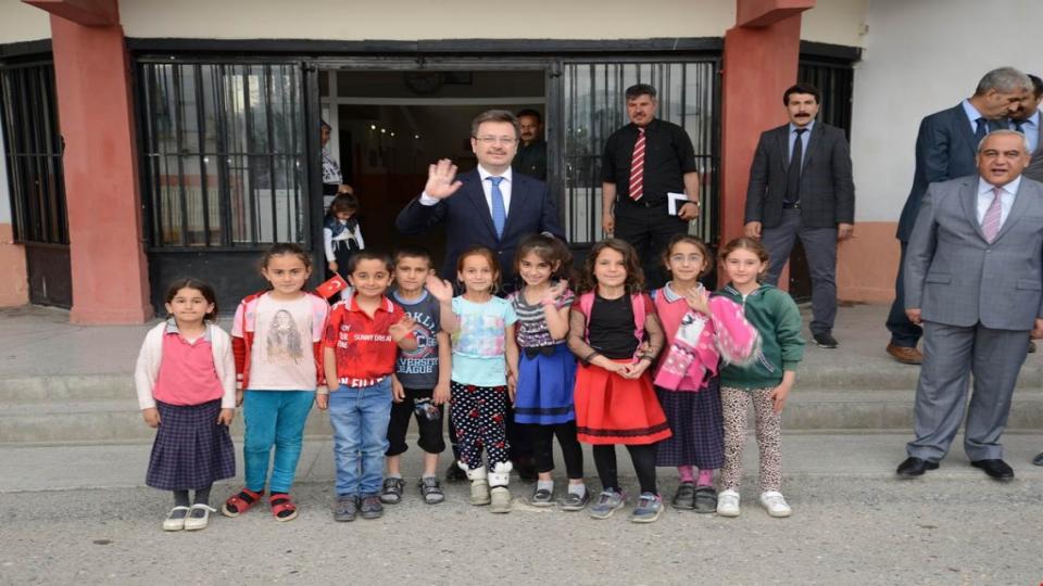 VALİ ENVER ÜNLÜ MİNİK ÖGRENCİLERİMİZLE BİR ARAYA GELDİ