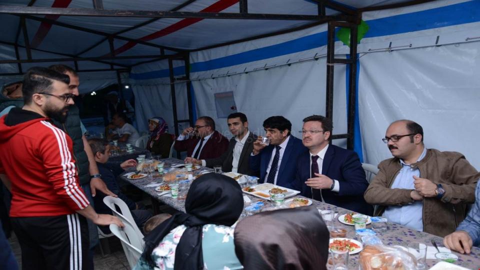 VALİ ÜNLÜ, ORUCUNU İFTAR ÇADIRINDA VATANDAŞLARIMIZLA BİRLİKTE AÇTI