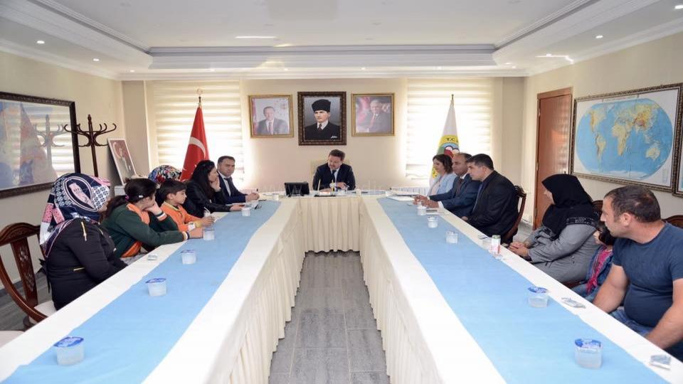 VALİ ÜNLÜ VATANDAŞLARLA BİR ARAYA GELDİ