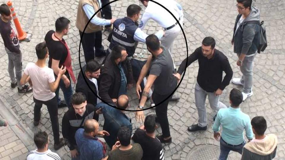 Zabıta 'vurun' dedi, önüne gelen tekme attı