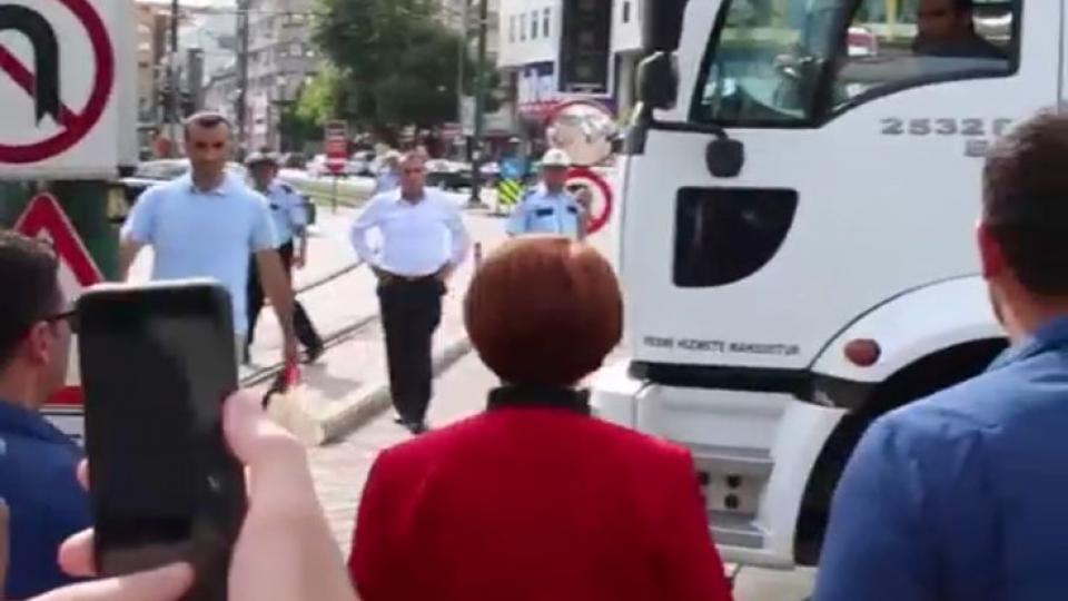 Akşener'in yolu belediyenin çöp kamyonuyla kesildi!