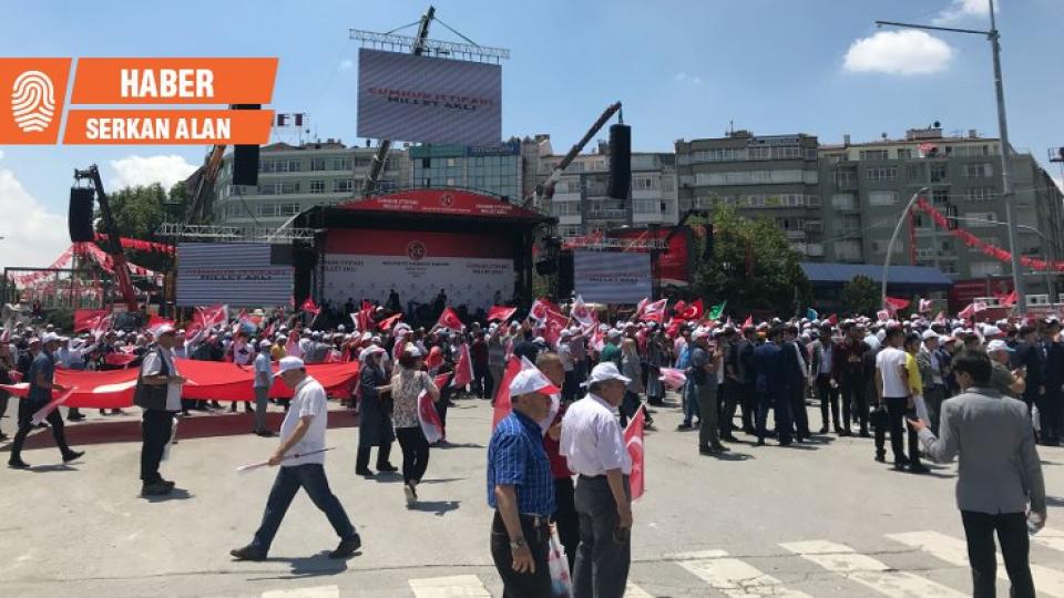 Bahçeli mitinginde bayrak satıcısı: Nerede bu insanlar?
