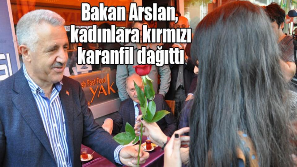 Bakan Arslan, Kars’ta kadınlara kırmızı karanfil dağıttı