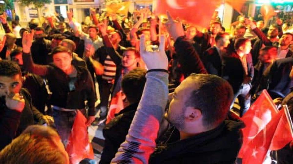 Bolu’da ülkücüler HDP flamalarını indirip yaktı: Aralarında MHP’li aday da var