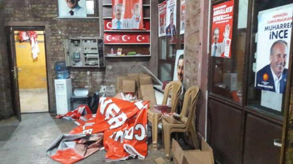 Konya’da CHP’nin seçim merkezine saldırı: Yaralılar var