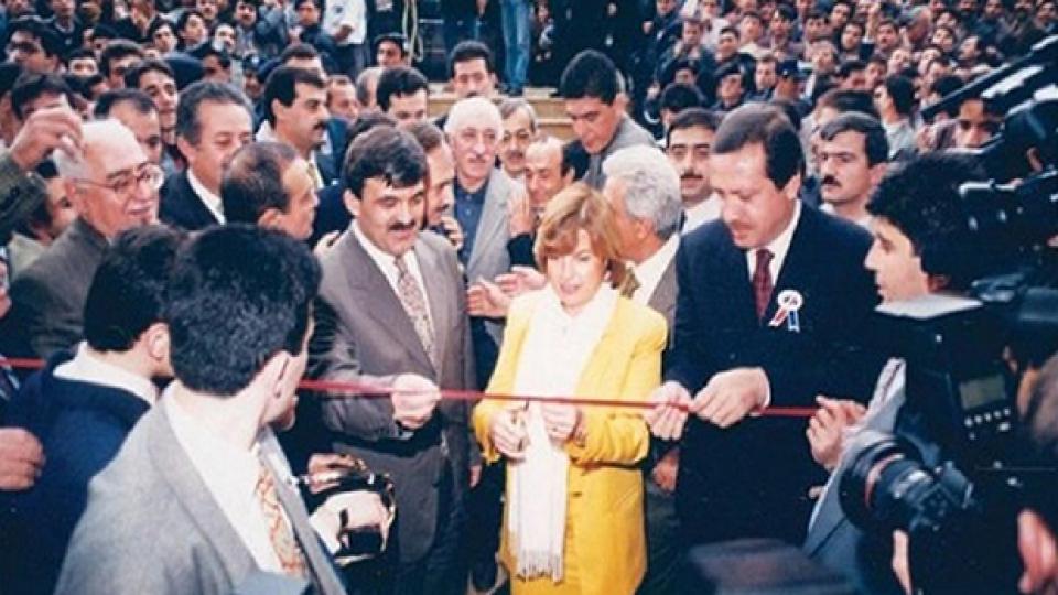 Tansu Çiller sahnede yerini almışken hatırlayalım; Türkiye'nin paralel devlet alışkanlığı
