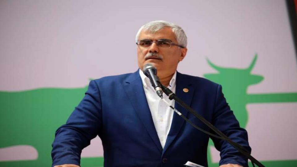 Vali araya girdi: İl binasını ziyaret eden AKP’li vekil CHP’li gencin boğazını sıktı