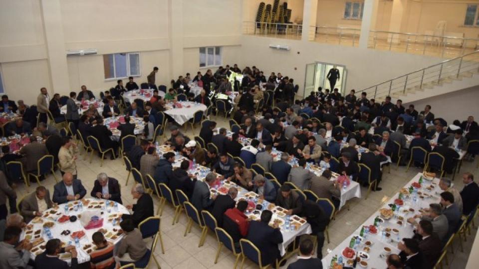 Vali Süleyman Elban Hamur'da Vatandaşlar ile İftarda Biraraya Geldi.