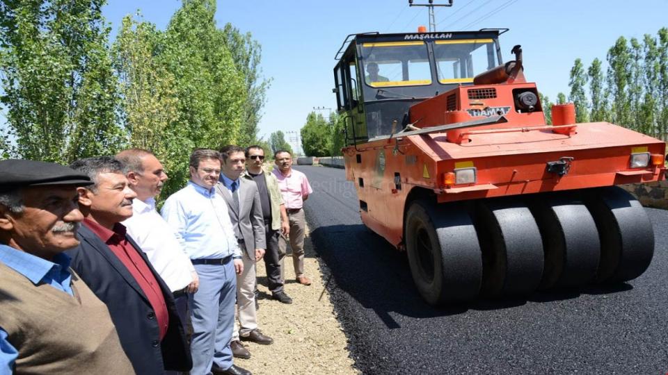 VALİ ÜNLÜ ERHACI KÖYÜNDE ASFALTLAMA ÇALIŞMALARINI İNCELEDİ