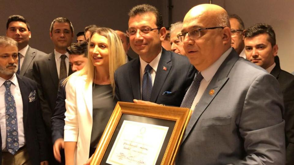 Ekrem İmamoğlu mazbatasını aldı