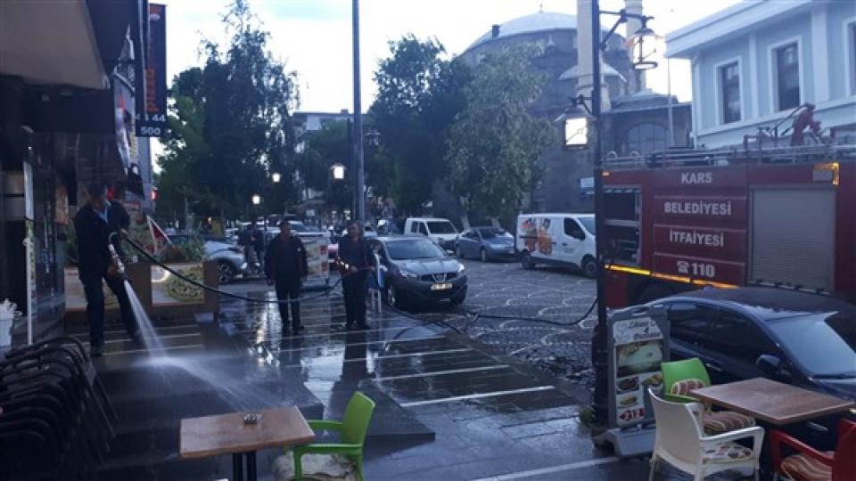 Kars Belediyesi'nin temizlik çalışmaları aralıksız sürüyor