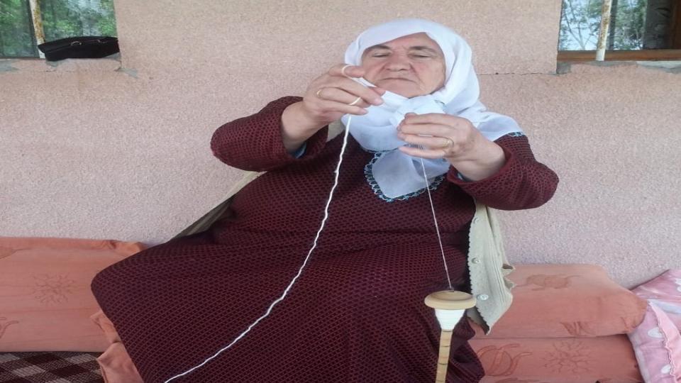 Teşi yün eğirerek 10 çocuk ve 35 torun büyüttü