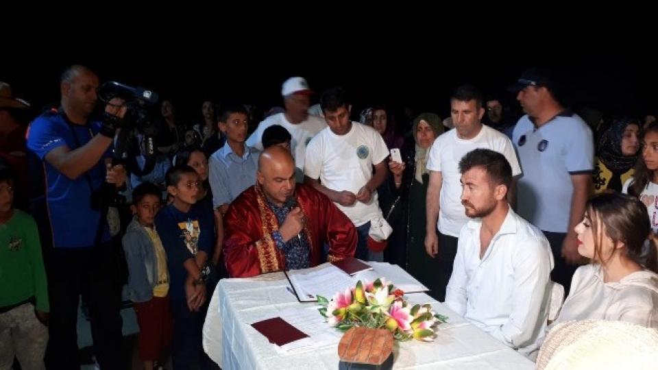 Iğdır'da 1500 metre derinliğindeki Tuz Mağarası'nda nikah kıyıldı