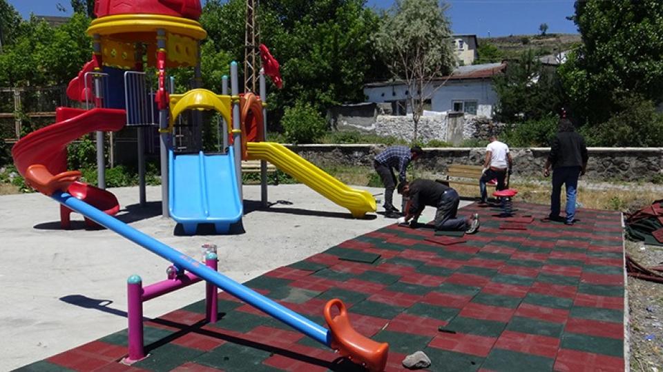 Kars Belediyesi'nden parkları yenileme ve düzenleme çalışmaları