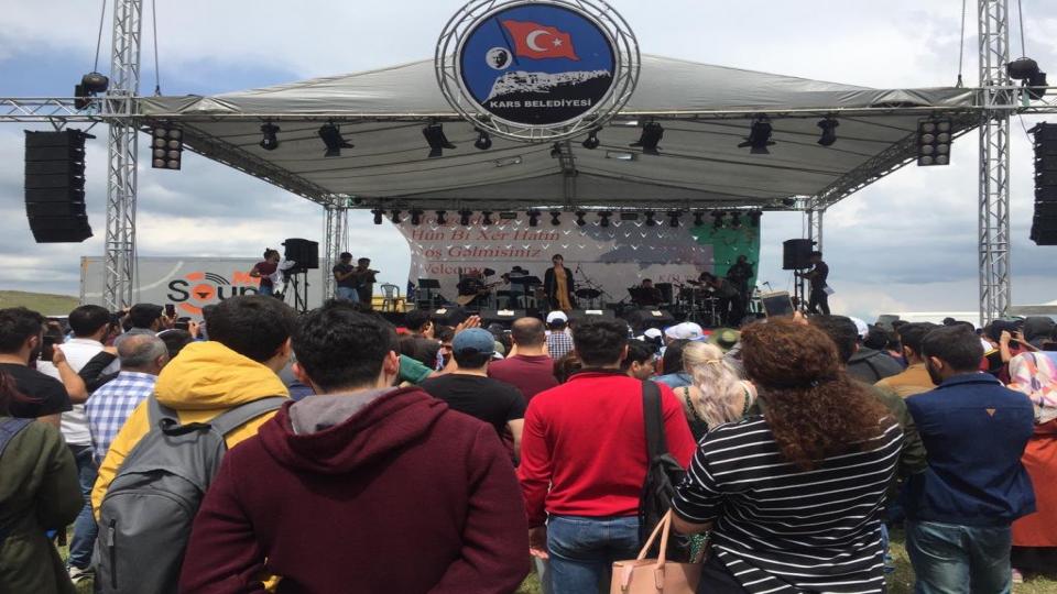 Sağanak yağmur festival coşkusunun önüne geçemedi