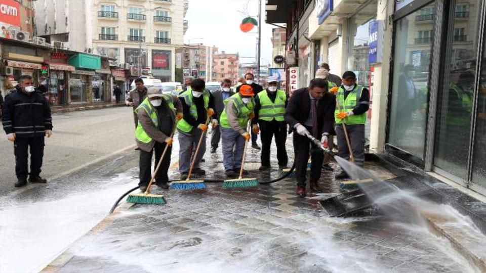 Iğdır da yollar sabunlu suyla dezenfekte ediliyor