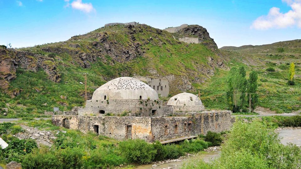 Kars Belediyesi tarihi mekanları dezenfekte ediyor