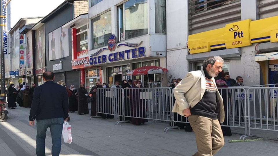 Ağrı Cumhuriyet Caddesinde ki kuyruk dikkat çekti