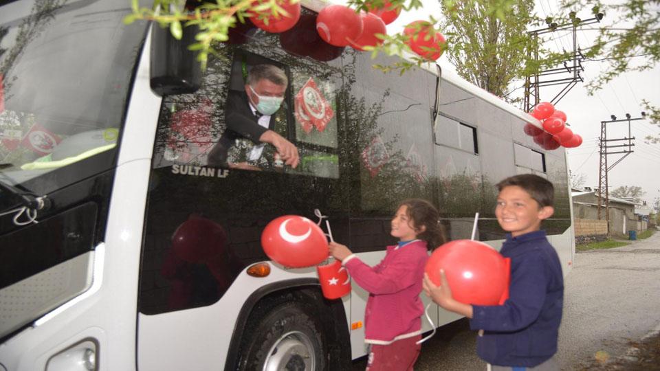 Başkan Yıldız mahalle mahalle gezerek çocukların 23 Nisanını kutladı