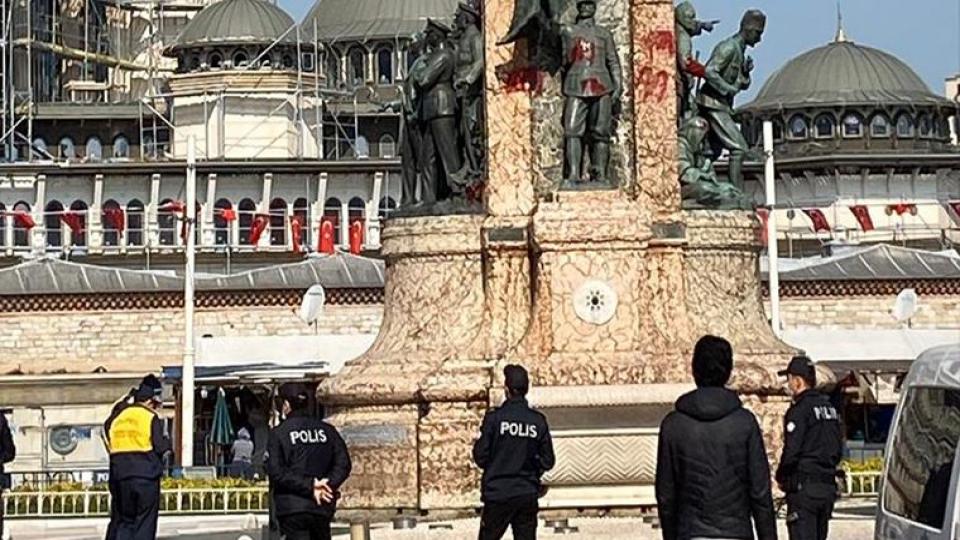 Cumhuriyet Anıtı’na kırmızı boya atıldı