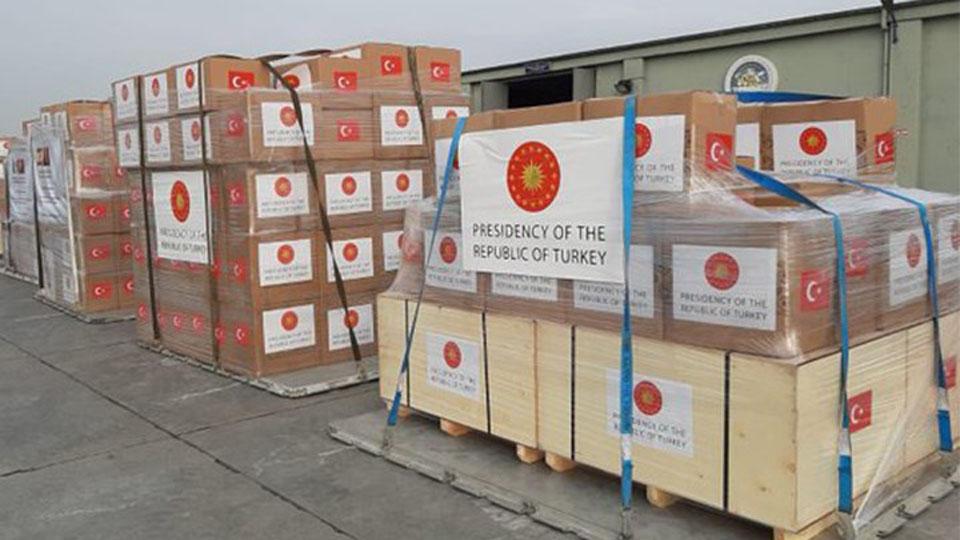 İtalya ve İspanya’ya yapılan yardım kolilerinin üstündeki yazı dikkat çekti