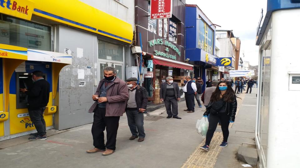Kars’ta ‘sosyal mesafe’ korunuyor