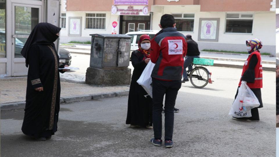 Türk Kızılay'ı maske ve dezenfektan dağıttı