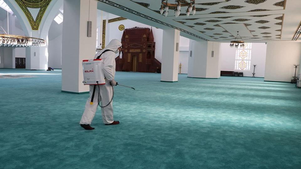 Ağrı Belediyesi camileri dezenfekte ediyor