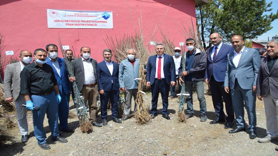 Ağrı’da 60 bin meyve fidanı çiftçiye dağıtıldı
