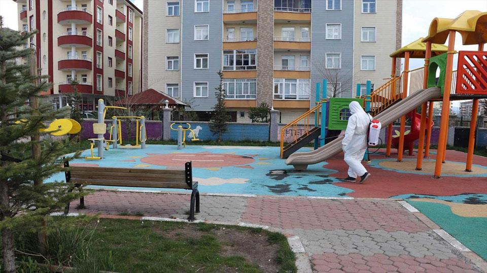 Ağrı’da çocuklar için parklar dezenfekte edildi