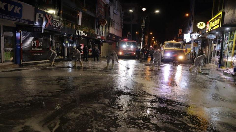 Ağrı’da salgın sebebiyle cadde ve sokaklar dezenfekte ediliyor