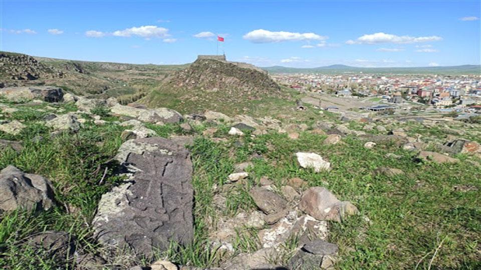 Kars'ta define avcıları tarihi mezarlıkları tahrip ediyor