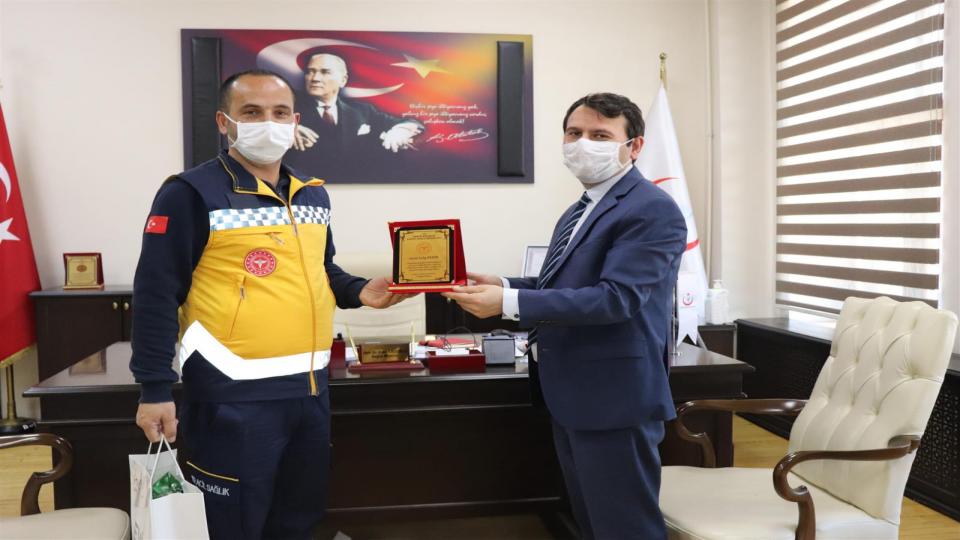 Kars’ta yılın 'Ambulans Şoförü' Demir seçildi