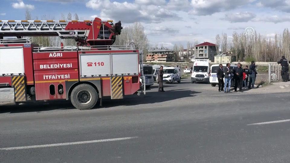 Ağrı’da ağaçta mahsur kalan kedi kurtarıldı
