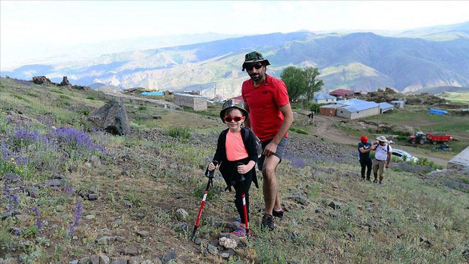 Dağcı amcası ve babasıyla zirvelere tırmanan minik Miran Asaf