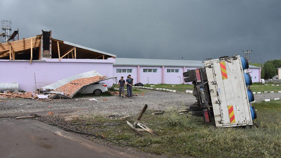 Kars’ta meydana gelen hortum hayatı olumsuz etkiledi