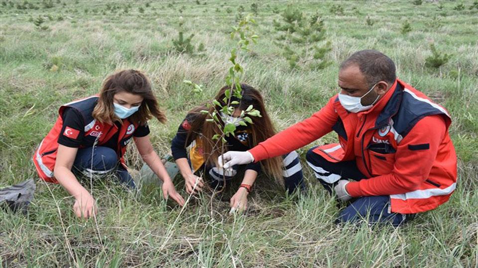 Kars’ta sağlıkçılar için fidan dikildi