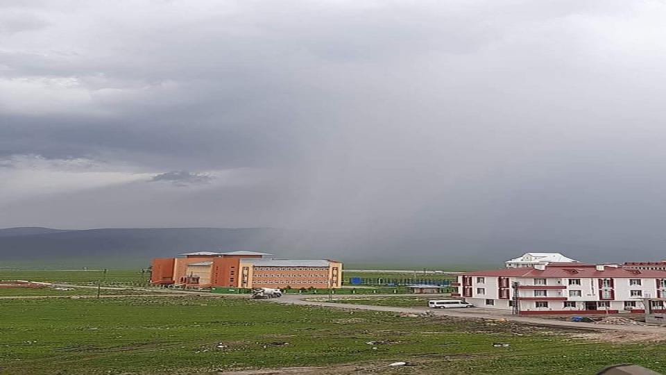 Kars'ta yıldırım düştü şiddetli rüzgar çatıları uçurdu