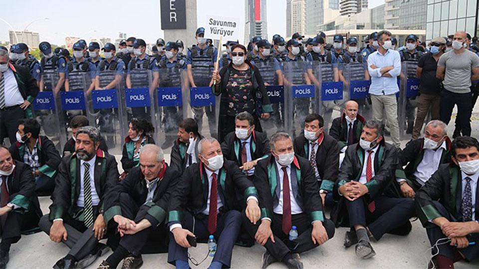 ‘Savunma yürüyüşü’ne polis engeli