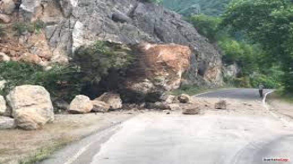 Yola kaya parçaları düştü
