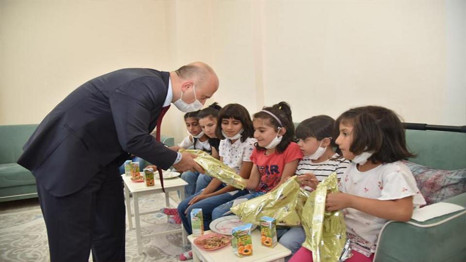 Ağrı Valisi Varol, Sevgi Evlerindeki çocukları ziyaret etti