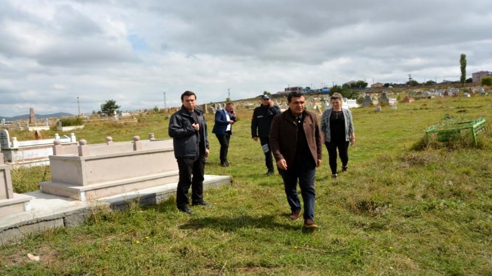 Bayram öncesi mezarlıklar temizlendi