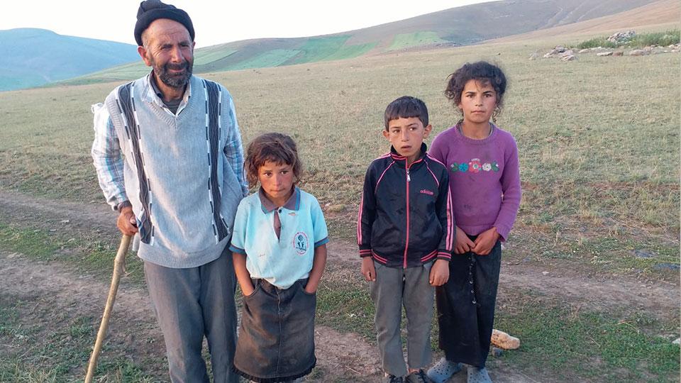 Digor’da bir baba 3 çocuğuyla yollara düştü